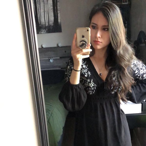 Meet your Posher, Claudia - Picture 1 of 1